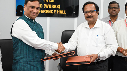 The+MoU+was+sealed+with+a+handshake+between+%28from+left%29+Kapil+Agarwal+of+ABB+and+Biswa+Ranjan+Palai+of+SAIL.+Image+SAIL.JPG