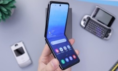 A stretchable phone in development_1.jpg 1