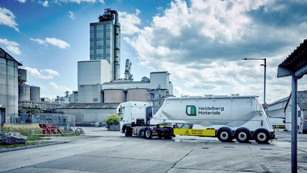 Padeswood cement tanker.jpg