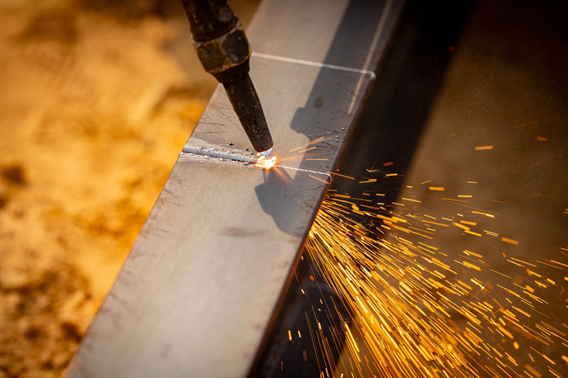 Gas torch cutting steel