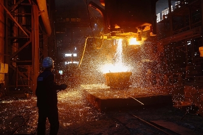 Pouring liquid steel