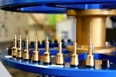 Capillaries for powder diffraction sitting on a sample carousel that facilitates automatic sample changing by a robot