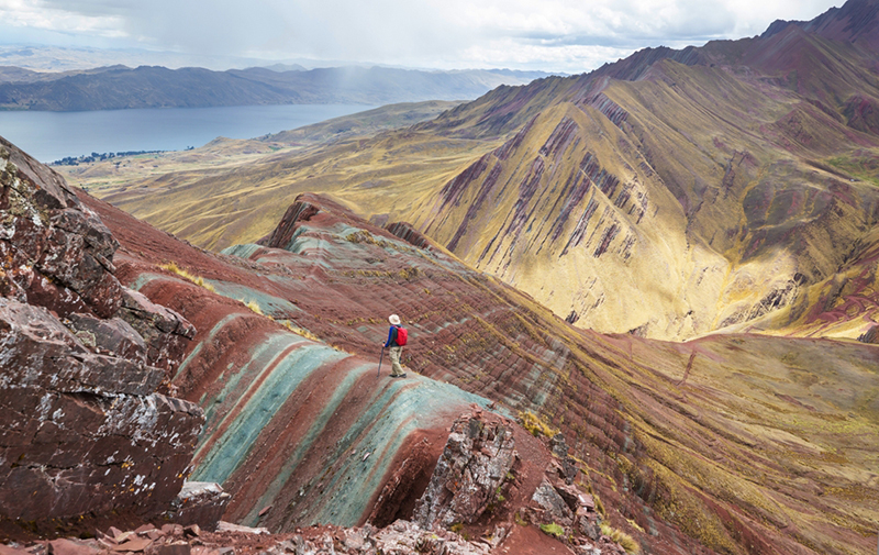 Hiker in Pallay Poncho, alternative Rainbow mountains