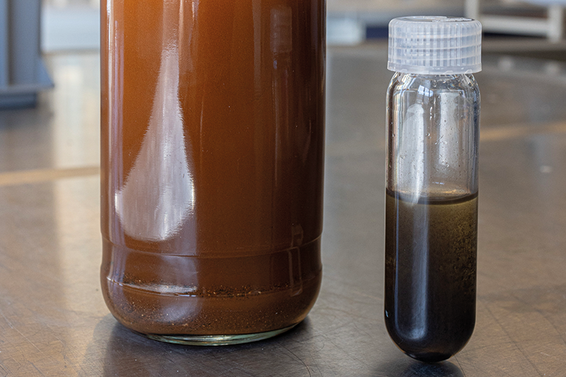 Brown toxic arsenic sludge (left) next to upcycled metallic arsenic As(0) (right)