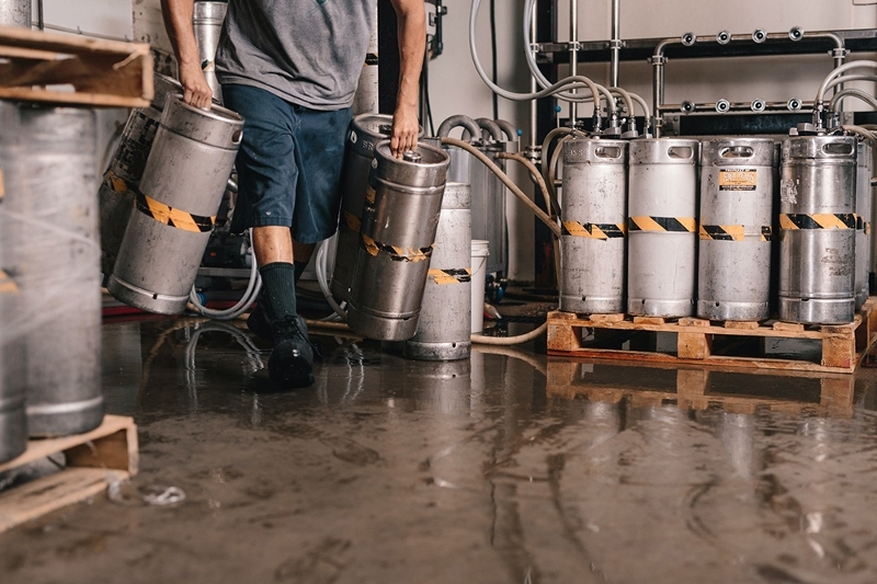 Wooden pallets with kegs