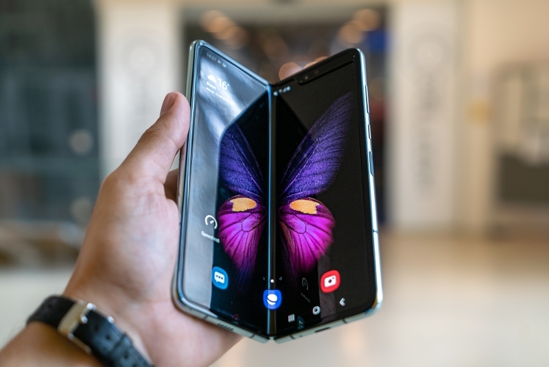 Foldable mobile phone