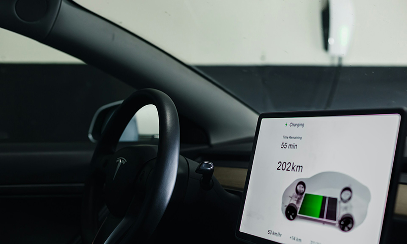 Screen showing charging status of an EV