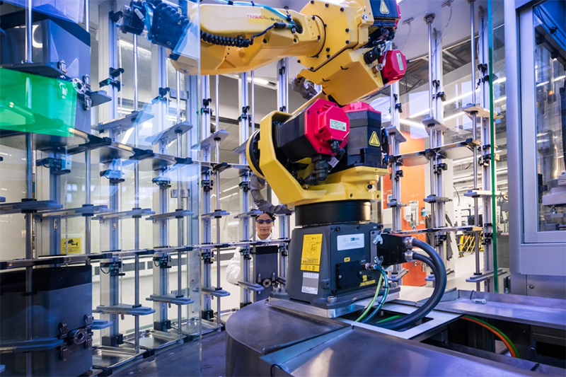 Robotic arm equipment in a lab facility at the University of Liverpool
