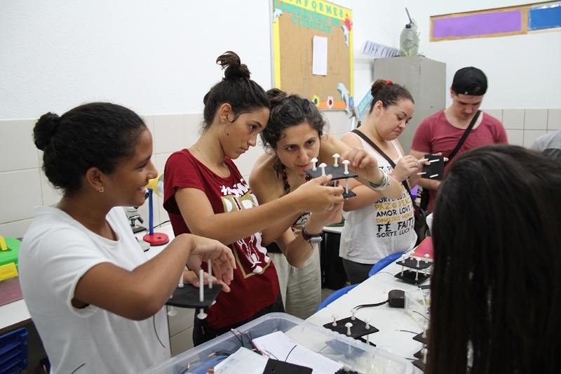 Dr Mirella Di Lorenzo explains the soil microbial fuel cells to school pupils 