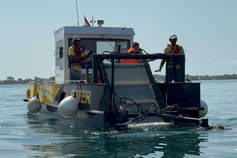 Sea cleaning device on water, from Seven Clean Seas